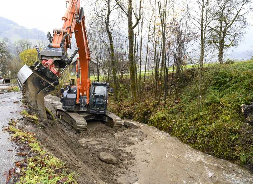 Dank des Tiltrotators von Rototilt kann das Anbaugerät um 360 Grad gedreht und um zwei mal 40 Grad geschwenkt werden. Somit muss die Position des Baggers, wie hier bei Böschungsarbeiten an einem Bachbett in St. Johann im Pongau, nicht ständig geändert werden. | Foto: Rototilt Dank des Tiltrotators von Rototilt kann das Anbaugerät um 360 Grad gedreht und um zwei mal 40 Grad geschwenkt werden. Somit muss die Position des Baggers, wie hier bei Böschungsarbeiten an einem Bachbett in St. Johann im Pongau, nicht ständig geändert werden. | Foto: Rototilt