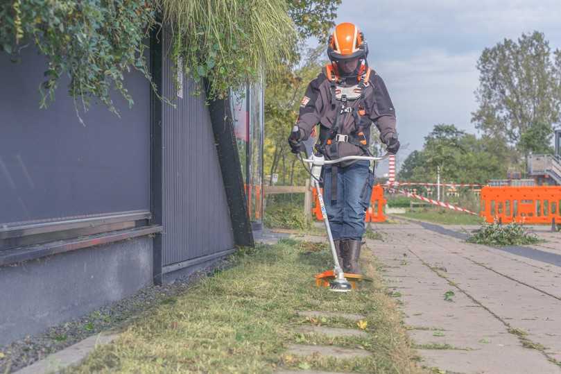 Die Grünflächen rund um das Gebäude sowie die Wiese auf dem Dach kürzt der Profi mit der Akku-Kreiselschere RGA 140 ein. | Foto: Stihl Die Grünflächen rund um das Gebäude sowie die Wiese auf dem Dach kürzt der Profi mit der Akku-Kreiselschere RGA 140 ein. | Foto: Stihl