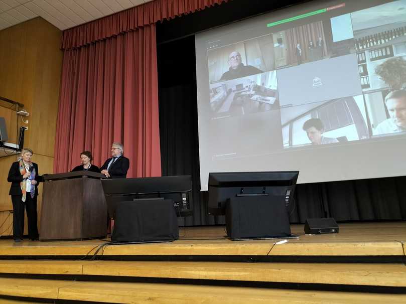 Maren Reimann, Dr. Darla Nickel und Prof. Dr. Dietrich Borchardt bei der ersten Diskussionsrunde der diesjährigen Veranstaltung | Foto: B_I/Stärck Maren Reimann, Dr. Darla Nickel und Prof. Dr. Dietrich Borchardt bei der ersten Diskussionsrunde der diesjährigen Veranstaltung | Foto: B_I/Stärck