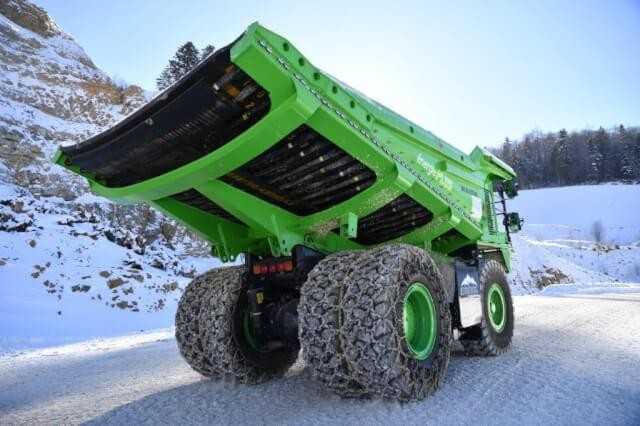 Eine weitere Besonderheit des „E-Dumpers“ ist die neukonstruierte Stahl-/Gummi-Kippmulde, die ein problemloses Abladen ohne frostbedingte Anbackungen auch im Winter ermöglicht. Eine weitere Besonderheit des „E-Dumpers“ ist die neukonstruierte Stahl-/Gummi-Kippmulde, die ein problemloses Abladen ohne frostbedingte Anbackungen auch im Winter ermöglicht.