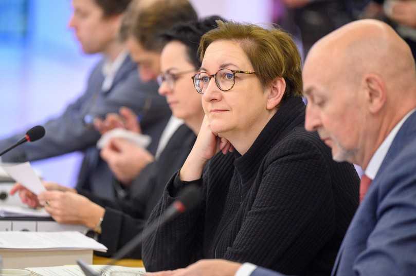 Braucht die Länder, um Bauvorschriften vereinfachen zu können: Bundesbauministerin Klara Geywitz und ihr Staatssekretär Rolf Bösinger auf der Bauministerkonferenz. | Foto: Martin Stollberg Braucht die Länder, um Bauvorschriften vereinfachen zu können: Bundesbauministerin Klara Geywitz und ihr Staatssekretär Rolf Bösinger auf der Bauministerkonferenz. | Foto: Martin Stollberg