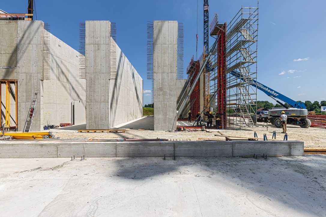 Bauprojekt: Robuste Schalung für 10 Meter hohe Raiffeisen-Silos Bauprojekt: Robuste Schalung für 10 Meter hohe Raiffeisen-Silos