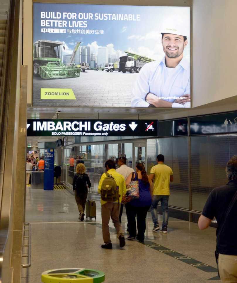 Zoomlion wirbt offensiv an öffentlichen Flächen wie hier am Flughafen Mailand. Das neue Design der Firma soll jenseits des optischen wirken. Zoomlion wirbt offensiv an öffentlichen Flächen wie hier am Flughafen Mailand. Das neue Design der Firma soll jenseits des optischen wirken.