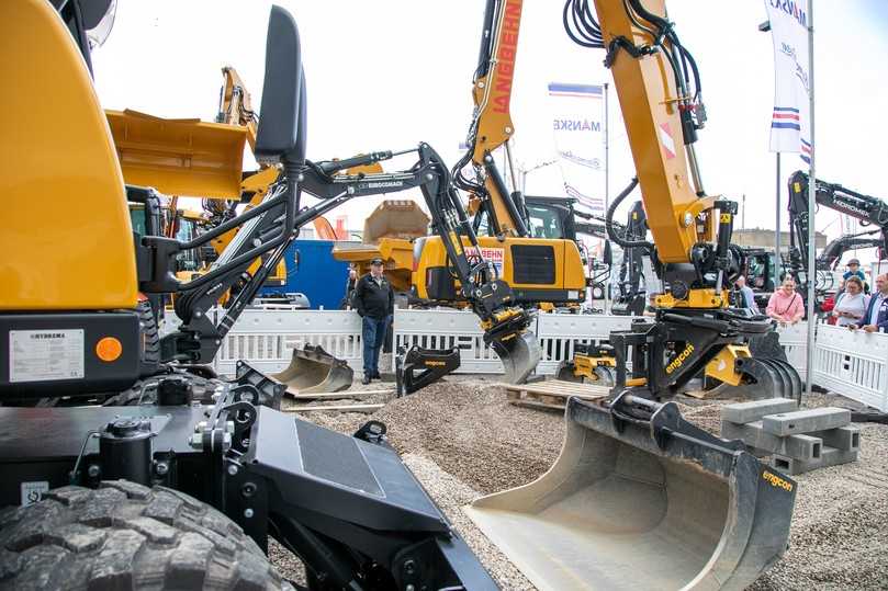 Auf dem Messegelände werden Baumaschinen und Baugeräte für den Hoch- und Tiefbau sowie Nutzfahrzeuge zu sehen sein. Der Anteil an Fahrzeugen mit Akku- und Elektrobetrieb steigt stetig, ebenso nimmt die Digitalisierung von Baustellen zu. | Foto: Holstenhallen Neumünster – NordBau – SixConcept Auf dem Messegelände werden Baumaschinen und Baugeräte für den Hoch- und Tiefbau sowie Nutzfahrzeuge zu sehen sein. Der Anteil an Fahrzeugen mit Akku- und Elektrobetrieb steigt stetig, ebenso nimmt die Digitalisierung von Baustellen zu. | Foto: Holstenhallen Neumünster – NordBau – SixConcept