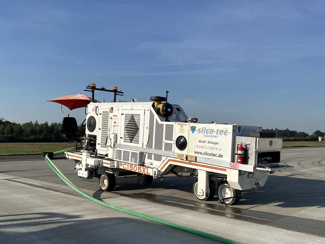 Flughafen Ingolstadt: Tyrolit-Groover fräst neue Rillen gegen Aquaplaning Flughafen Ingolstadt: Tyrolit-Groover fräst neue Rillen gegen Aquaplaning