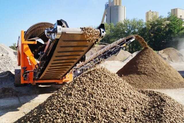 Mehr Durchsatz mit der SM 620 K Plus von Doppstadt: Durch längere Austragsbänder an Heck und Seite kann der Schüttkegel um fast ein Viertel höher und breiter anwachsen. Mehr Durchsatz mit der SM 620 K Plus von Doppstadt: Durch längere Austragsbänder an Heck und Seite kann der Schüttkegel um fast ein Viertel höher und breiter anwachsen.