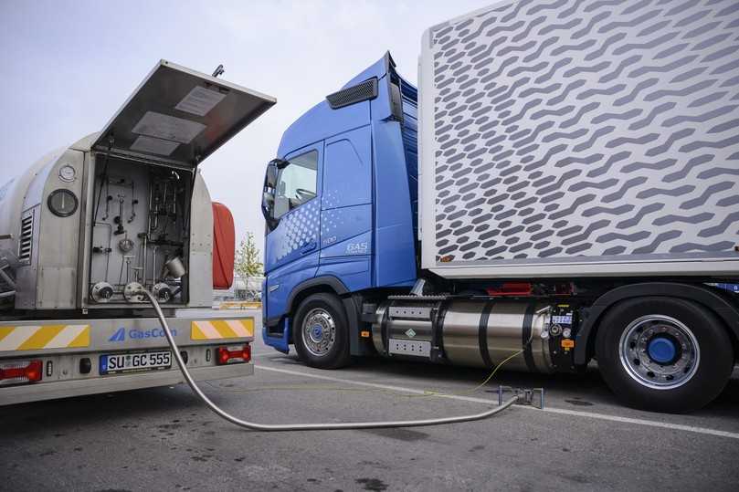 Für die Gasbetankung hat Volvo einen Tank-Transporter mit Bio-LNG gechartert. | Foto: Quatex Für die Gasbetankung hat Volvo einen Tank-Transporter mit Bio-LNG gechartert. | Foto: Quatex