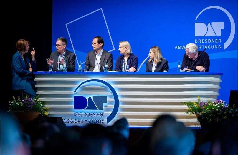 „KARL“-Diskussion mit (v.l.) Moderatorin Gunda Röstel, Dr. Ulrich Meyer, Dr. Rainer Köhler, Dr. Lisa Broß, Dipl.-Geol. Birgit Lange (Referatsleiterin „Siedlungswasserwirtschaft, Grundwasser“ im Sächsischen Staatsministerium für Energie, Klimaschutz, Umwelt und Landwirtschaft) sowie Dr. Claus Gerhard Bannick | Foto: Stadtentwässerung Dresden „KARL“-Diskussion mit (v.l.) Moderatorin Gunda Röstel, Dr. Ulrich Meyer, Dr. Rainer Köhler, Dr. Lisa Broß, Dipl.-Geol. Birgit Lange (Referatsleiterin „Siedlungswasserwirtschaft, Grundwasser“ im Sächsischen Staatsministerium für Energie, Klimaschutz, Umwelt und Landwirtschaft) sowie Dr. Claus Gerhard Bannick | Foto: Stadtentwässerung Dresden