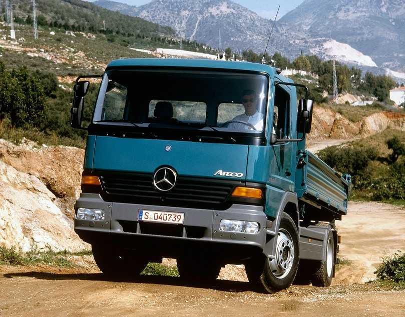Der 13-Tonner Mercedes Atego 1317 K als Dreiseitenkipper bildet genau die Mitte im Segment der Leicht-Lkw für 7,5 bis 16,0 t zulässiges Gesamtgewicht ab. | Foto: Daimler Truck AG Der 13-Tonner Mercedes Atego 1317 K als Dreiseitenkipper bildet genau die Mitte im Segment der Leicht-Lkw für 7,5 bis 16,0 t zulässiges Gesamtgewicht ab. | Foto: Daimler Truck AG