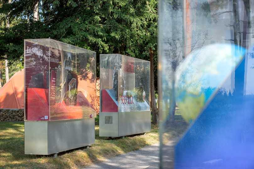 Noch bis Mitte Oktober können Besucher der 5. Sachsen-Anhaltischen Landesgartenschau im Kurpark von Bad Dürrenberg an das Grab der Schamanin treten. | Foto: Colette Dörrwand Noch bis Mitte Oktober können Besucher der 5. Sachsen-Anhaltischen Landesgartenschau im Kurpark von Bad Dürrenberg an das Grab der Schamanin treten. | Foto: Colette Dörrwand