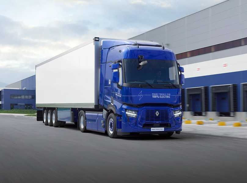 Die E-Tech T-Sattelzugmaschine mit komplett lackierter Front und neuem Markenloge aus Alu-Rhombe auf schwarzem Untergrund macht optisch viel her. | Foto: Renault Trucks Die E-Tech T-Sattelzugmaschine mit komplett lackierter Front und neuem Markenloge aus Alu-Rhombe auf schwarzem Untergrund macht optisch viel her. | Foto: Renault Trucks