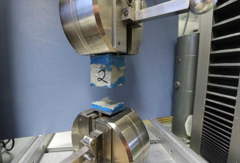 Zerreißprobe: Haftzugprüfung bei einem von zehn Probestücken mit Epoxidharz-Verklebung | Foto: Resinnovation Zerreißprobe: Haftzugprüfung bei einem von zehn Probestücken mit Epoxidharz-Verklebung | Foto: Resinnovation