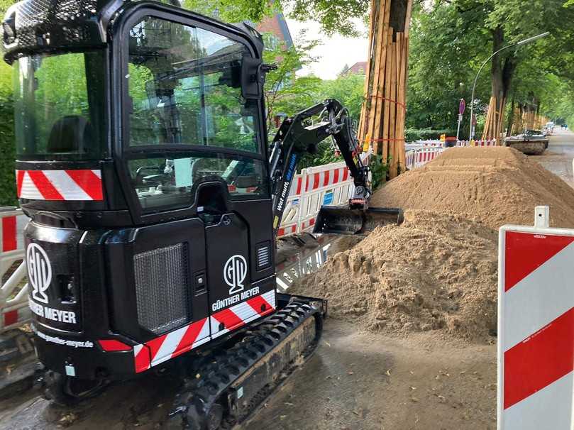 Bei Günther Meyer werden die durchgeführten Arbeitsschritte im Detail aufgezeichnet und dokumentiert. Mithilfe von GPS werden die Leistungswerte der Baumaschinen erfasst und den einzelnen Bau- und somit Kostenstellen zugewiesen. | Foto: Zeppelin Baumaschinen Bei Günther Meyer werden die durchgeführten Arbeitsschritte im Detail aufgezeichnet und dokumentiert. Mithilfe von GPS werden die Leistungswerte der Baumaschinen erfasst und den einzelnen Bau- und somit Kostenstellen zugewiesen. | Foto: Zeppelin Baumaschinen