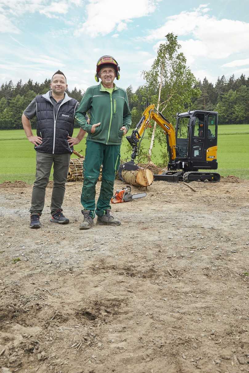 Heiko Schmidt (Sany Händler BGU Großmaschinen) mit Kunde Kurt Trammer | Foto: Sany Heiko Schmidt (Sany Händler BGU Großmaschinen) mit Kunde Kurt Trammer | Foto: Sany