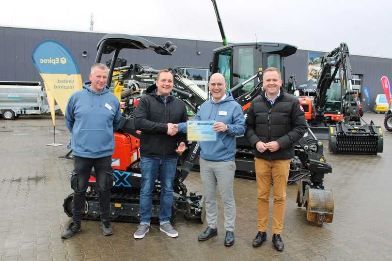 Sieger der Testaktion erhalten Gutschein: (v.l.) Alexander Kerkfeld (Vertrieb K&O), Obergärtner und Gärtnermeister Lukas Gerten, Michael Heming (Bereichsleitung Baumaschinen K&O) und Michael Boland (kaufm. Direktor Wasserburg Anholt). | Foto: Kreitz & Ostermann Sieger der Testaktion erhalten Gutschein: (v.l.) Alexander Kerkfeld (Vertrieb K&O), Obergärtner und Gärtnermeister Lukas Gerten, Michael Heming (Bereichsleitung Baumaschinen K&O) und Michael Boland (kaufm. Direktor Wasserburg Anholt). | Foto: Kreitz & Ostermann