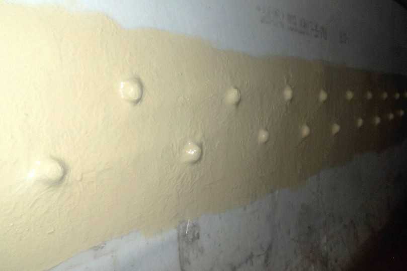 Im 25er Raster überkreuzend sorgen die Edelstahlanker für eine Rückverankerung des Liners. | Foto: Aarsleff Rohrsanierung Im 25er Raster überkreuzend sorgen die Edelstahlanker für eine Rückverankerung des Liners. | Foto: Aarsleff Rohrsanierung