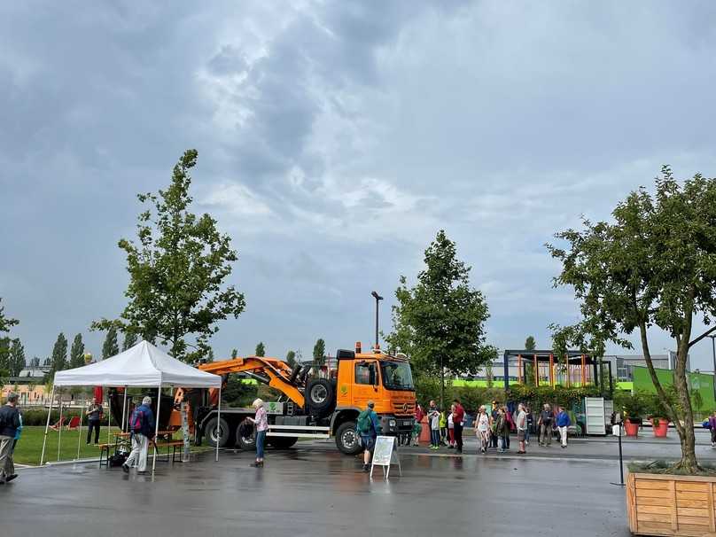 Firma Opitz International Großbaumverpflanzung erweckt Aufmerksamkeit auf der Landesgartenschau Ingolstadt am 25.07.2021. | Foto: Opitz /Bernd Küster Firma Opitz International Großbaumverpflanzung erweckt Aufmerksamkeit auf der Landesgartenschau Ingolstadt am 25.07.2021. | Foto: Opitz /Bernd Küster
