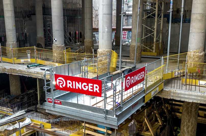 Mit einer Gesamtlänge von 8,50 m und einer nutzbaren Fläche von 5 x 2,6 m schafft die Ringer-Ausfahrbühne Platz, um Baustoffe und Gerät per Kran zwischen den Etagen zu transportieren. | Foto: Ringer GmbH Mit einer Gesamtlänge von 8,50 m und einer nutzbaren Fläche von 5 x 2,6 m schafft die Ringer-Ausfahrbühne Platz, um Baustoffe und Gerät per Kran zwischen den Etagen zu transportieren. | Foto: Ringer GmbH