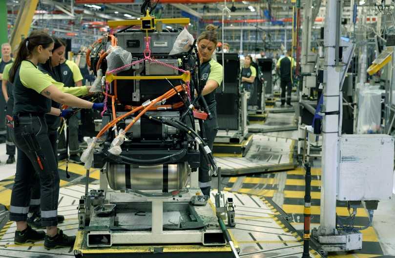 Statt Verbrenner schieben die Volvo-Werker in Tuve diesmal einen Elektroantrieb zum Fahrgestell ans Montageband. | Foto: Volvo Trucks Statt Verbrenner schieben die Volvo-Werker in Tuve diesmal einen Elektroantrieb zum Fahrgestell ans Montageband. | Foto: Volvo Trucks