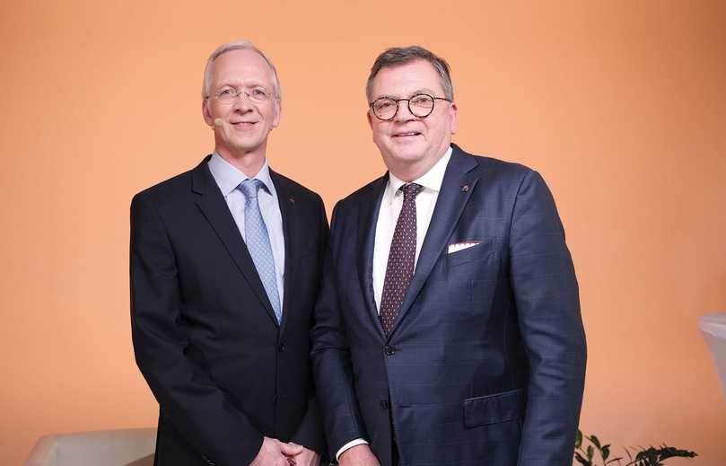 rbv-Präsident Dipl.-Ing. (FH) Fritz Eckard Lang (r.) und rbv-Hauptgeschäftsführer Dipl.-Wirtsch.-Ing. Dieter Hesselmann (l.) begrüßten die online zugeschalteten Teilnehmerinnen und Teilnehmer der 28. Tagung Leitungsbau. | Foto: rbv rbv-Präsident Dipl.-Ing. (FH) Fritz Eckard Lang (r.) und rbv-Hauptgeschäftsführer Dipl.-Wirtsch.-Ing. Dieter Hesselmann (l.) begrüßten die online zugeschalteten Teilnehmerinnen und Teilnehmer der 28. Tagung Leitungsbau. | Foto: rbv