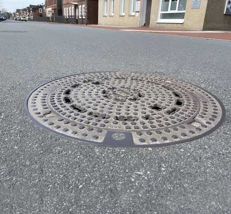 So gelingt der Einbau einer einwalzbaren Schachtabdeckung perfekt