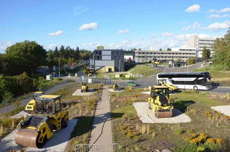 Die Neubaumaßnahmen auf dem Bomag-Firmengelände in Boppard fanden Anfang 2021 mit der Fayat-Akademie (Bildmitte hinten) ihren Abschluss. | Foto: B_I MEDIEN/H. Stellmach Die Neubaumaßnahmen auf dem Bomag-Firmengelände in Boppard fanden Anfang 2021 mit der Fayat-Akademie (Bildmitte hinten) ihren Abschluss. | Foto: B_I MEDIEN/H. Stellmach
