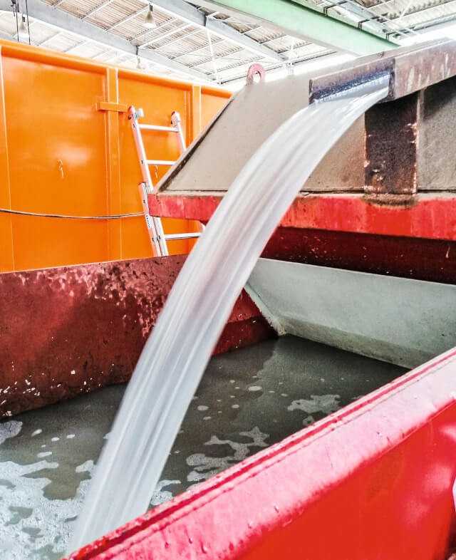 Das nahezu klare Wasser wird als Prozesswasser weiter genutzt, überschüssige Mengen fließen über das öffentliche Kanalnetz zur Kläranlage. | Foto: Kahnenbley Das nahezu klare Wasser wird als Prozesswasser weiter genutzt, überschüssige Mengen fließen über das öffentliche Kanalnetz zur Kläranlage. | Foto: Kahnenbley