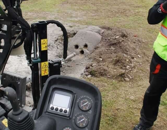 Vorgestellt wurde unter anderem ein 2-Zoll Imlochhammer von Hammerhead, mit dem sich die kleine JT 10 mit überschaubarem Aufwand für Felsbohrungen nachrüsten lässt. Vorgestellt wurde unter anderem ein 2-Zoll Imlochhammer von Hammerhead, mit dem sich die kleine JT 10 mit überschaubarem Aufwand für Felsbohrungen nachrüsten lässt.