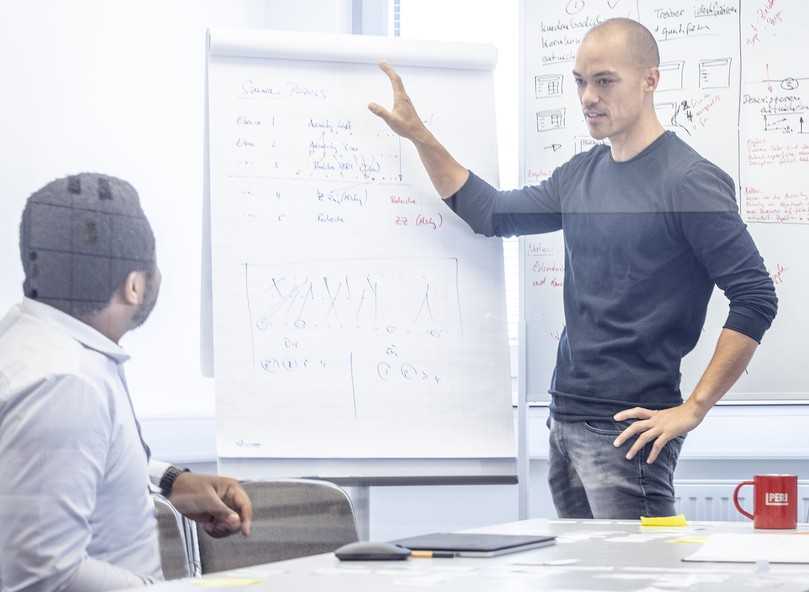 Die Online-Schulungsreihe „Kalkulation im Gerüstbau” vermittelt fundiertes Wissen zu den Grundlagen und geht auf die Schlüsselfaktoren Logistik und Einzelkosten der Teilleistungen ein. | Foto: PERI Deutschland Die Online-Schulungsreihe „Kalkulation im Gerüstbau” vermittelt fundiertes Wissen zu den Grundlagen und geht auf die Schlüsselfaktoren Logistik und Einzelkosten der Teilleistungen ein. | Foto: PERI Deutschland