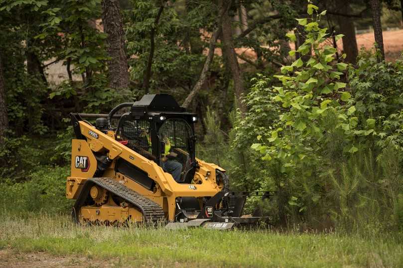 Der Cat-Deltalader 299D3 XE spielt seine Stärken besonders im Sport- und Golfplatzbau aus. Seine Laufwerksfederung erhöht Zeppelin zufolge die Traktion in unebenem Gelände und verleiht dem Gerät zudem hohen Fahrkomfort. | Foto: Zeppelin Der Cat-Deltalader 299D3 XE spielt seine Stärken besonders im Sport- und Golfplatzbau aus. Seine Laufwerksfederung erhöht Zeppelin zufolge die Traktion in unebenem Gelände und verleiht dem Gerät zudem hohen Fahrkomfort. | Foto: Zeppelin