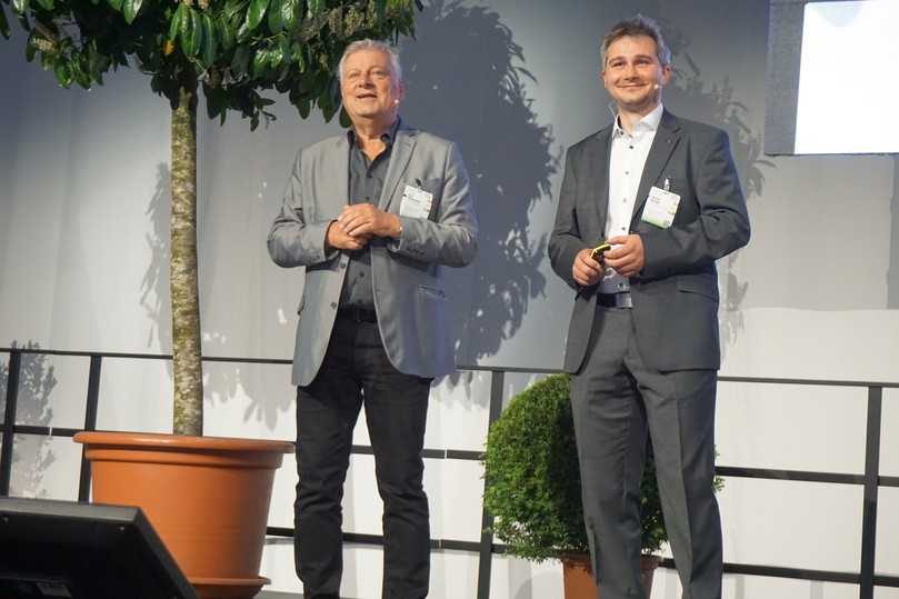 Professor Dr. Dirk Dujesiefken (links) und Thomas Amtage bei ihrer Begrüßung der Teilnehmerinnen und Teilnehmer der Fachtagung in der Messe Augsburg. | Foto: Deutsche Baumpflegetage/Kottich Professor Dr. Dirk Dujesiefken (links) und Thomas Amtage bei ihrer Begrüßung der Teilnehmerinnen und Teilnehmer der Fachtagung in der Messe Augsburg. | Foto: Deutsche Baumpflegetage/Kottich