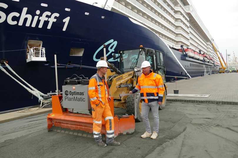Der Untergrund am Kreuzfahrtterminal muss für die Be- und Entladung der Schiffe robust und präzise angelegt sein: Vorarbeiter Sascha Feindt und Geschäftsführer Peter Schultze im Fachgespräch. | Foto: Optimas Der Untergrund am Kreuzfahrtterminal muss für die Be- und Entladung der Schiffe robust und präzise angelegt sein: Vorarbeiter Sascha Feindt und Geschäftsführer Peter Schultze im Fachgespräch. | Foto: Optimas