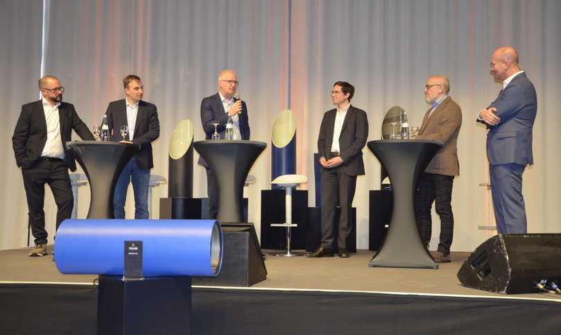 Podiumsdiskussion mit (v.l.) Philipp Martin (RelineEurope), Benedikt Stentrup (Sanierungstechnik Dommel), Andreas Haacker (Siebert + Knipschild), Dr.-Ing. Marius Mohr (Fraunhofer-Institut), Dr.-Ing. Robert Stein (Stein Ingenieure) und Moderator Marc Stiebing (RelineEurope) | Foto: B_I/Valdix Podiumsdiskussion mit (v.l.) Philipp Martin (RelineEurope), Benedikt Stentrup (Sanierungstechnik Dommel), Andreas Haacker (Siebert + Knipschild), Dr.-Ing. Marius Mohr (Fraunhofer-Institut), Dr.-Ing. Robert Stein (Stein Ingenieure) und Moderator Marc Stiebing (RelineEurope) | Foto: B_I/Valdix