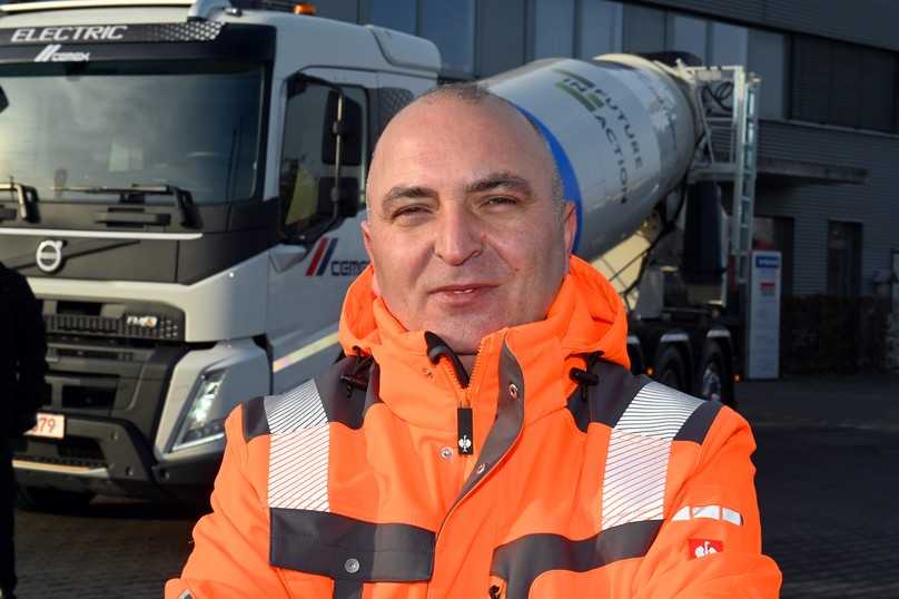 Musli Beqiri (43) ist seit fast zwei Jahren Betonmischer-Fahrer bei der Cemex Deutschland AG und freut sich schon auf die erste Ausfahrt mit dem leisen Stromer. | Foto: Quatex Musli Beqiri (43) ist seit fast zwei Jahren Betonmischer-Fahrer bei der Cemex Deutschland AG und freut sich schon auf die erste Ausfahrt mit dem leisen Stromer. | Foto: Quatex