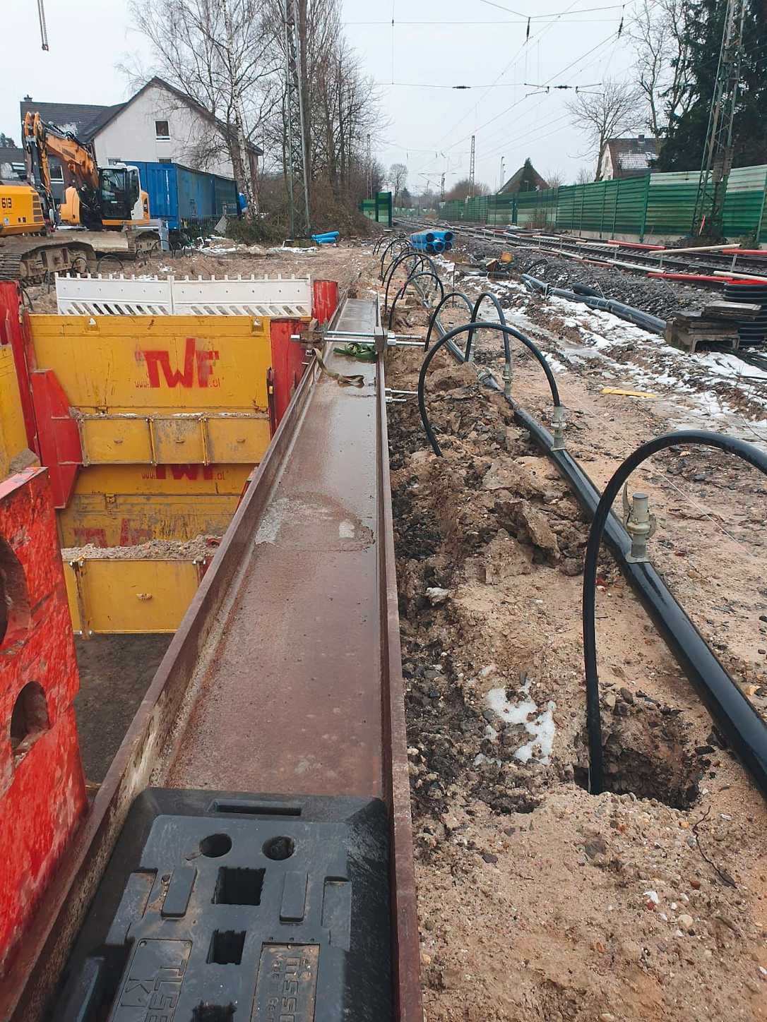 Doppelgleitschienen-Verbausystem für Entwässerung von Gleisanlagen Doppelgleitschienen-Verbausystem für Entwässerung von Gleisanlagen