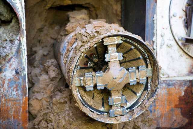 ach 300 Metern: Ankunft des Bohrkopfes in der Zielbaugrube ach 300 Metern: Ankunft des Bohrkopfes in der Zielbaugrube