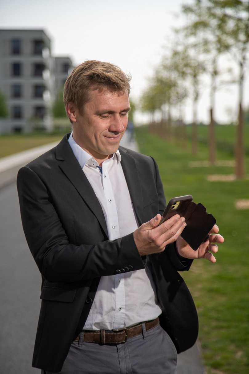 Der promovierte Geograph Dr. Christian Hüttich ist Experte für modernes digitales Recruiting. Dabei kommen Methoden des Performance Marketing, der künstlichen Intelligenz und Big Data Techniken, aber auch Persönlichkeitsmodelle zum Einsatz. Kontakt: 0179-7246638, www.christianhuettich.com. | Foto: Dr. Christian Hüttich Consulting/Pixelschmidt Der promovierte Geograph Dr. Christian Hüttich ist Experte für modernes digitales Recruiting. Dabei kommen Methoden des Performance Marketing, der künstlichen Intelligenz und Big Data Techniken, aber auch Persönlichkeitsmodelle zum Einsatz. Kontakt: 0179-7246638, www.christianhuettich.com. | Foto: Dr. Christian Hüttich Consulting/Pixelschmidt