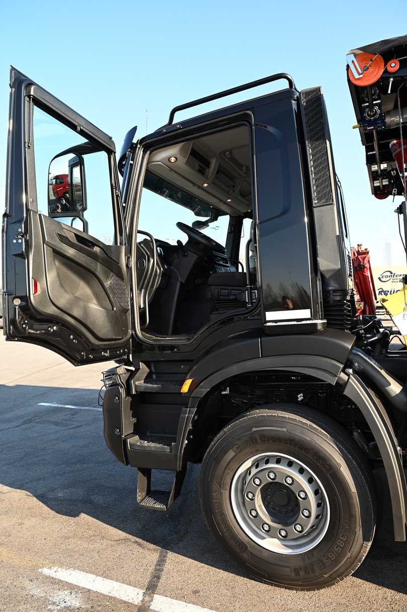Zur Kontrolle der Ladefläche sind Außentrittstufe und Haltebügel am Active Day-Fahrerhaus montiert. | Foto: QUATEX Zur Kontrolle der Ladefläche sind Außentrittstufe und Haltebügel am Active Day-Fahrerhaus montiert. | Foto: QUATEX