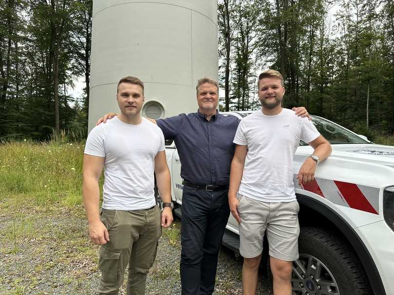 Felix Mathes (l.), Sohn des Geschäftsführers Jörg Mathes (Mitte), treibt die Planung von anspruchsvollen Windparkprojekten voran. Rechts Philipp Mathes, Studierender der Vermessung | Foto: Vermessungsbüro Dipl.-Ing. Jörg Mathes Felix Mathes (l.), Sohn des Geschäftsführers Jörg Mathes (Mitte), treibt die Planung von anspruchsvollen Windparkprojekten voran. Rechts Philipp Mathes, Studierender der Vermessung | Foto: Vermessungsbüro Dipl.-Ing. Jörg Mathes