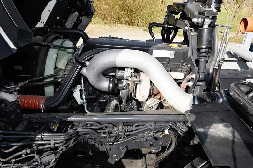 Der 8,7 l große Cursor 9 bringt wenig Gewicht mit und arbeitet recht leise. Aber mit 400 PS kann er im 32-Tonner nicht in jeder Situation überzeugen. | Foto: QUATEX Der 8,7 l große Cursor 9 bringt wenig Gewicht mit und arbeitet recht leise. Aber mit 400 PS kann er im 32-Tonner nicht in jeder Situation überzeugen. | Foto: QUATEX