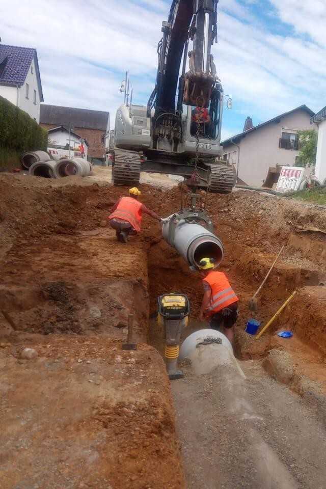 Die Fabekun-Rohre waren auf der Baustelle gut zu handhaben. Das trug zu einer schnellen und sicheren Verlegung bei. | Foto: Abel & Weimar Straßen- und Tiefbau GmbH Die Fabekun-Rohre waren auf der Baustelle gut zu handhaben. Das trug zu einer schnellen und sicheren Verlegung bei. | Foto: Abel & Weimar Straßen- und Tiefbau GmbH