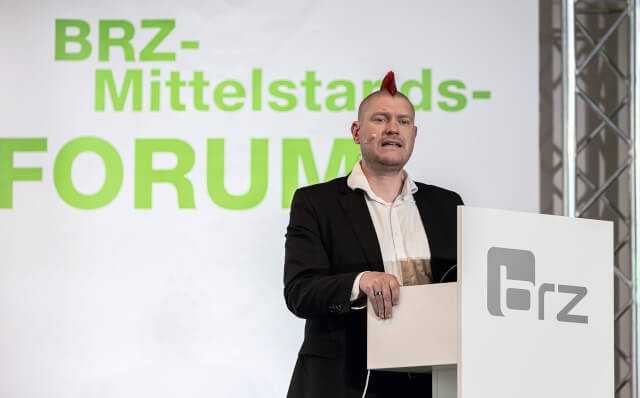 „Nicht-Digitalisierung wird zur Abwanderung von qualifizierten Fachkräften führen“, mahnte der Digitalisierungsspezialist und Blogger Sascha Lobo. | Fotos: BRZ „Nicht-Digitalisierung wird zur Abwanderung von qualifizierten Fachkräften führen“, mahnte der Digitalisierungsspezialist und Blogger Sascha Lobo. | Fotos: BRZ