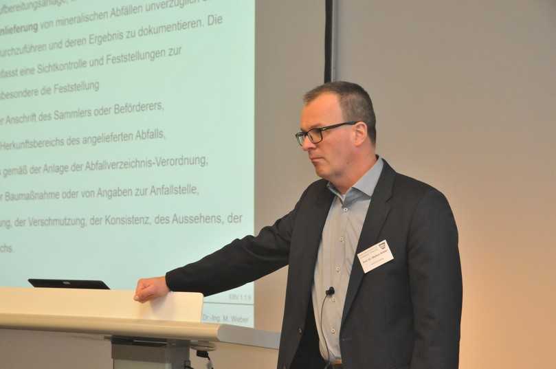 Prof. Dr. Markus Weber wies auch auf die Schwachstellen der neuen Ersatzbaustoffverordnung hin. | Foto: Sven Thürnau Prof. Dr. Markus Weber wies auch auf die Schwachstellen der neuen Ersatzbaustoffverordnung hin. | Foto: Sven Thürnau