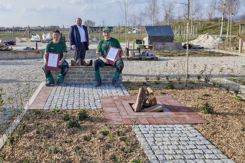 Die Gewinner des Bayern Cups 2021: Michael Thür (l.), Auszubildender bei der Boellert GmbH Garten + Landschaftsbau, und Dominik Zankl (r.), Auszubildender bei der Garten- und Landschaftsbau Leibl GmbH, zusammen mit Gerhard Zäh, Präsident des VGL Bayern. | Foto: VGL Bayern/Carolin Tietz Die Gewinner des Bayern Cups 2021: Michael Thür (l.), Auszubildender bei der Boellert GmbH Garten + Landschaftsbau, und Dominik Zankl (r.), Auszubildender bei der Garten- und Landschaftsbau Leibl GmbH, zusammen mit Gerhard Zäh, Präsident des VGL Bayern. | Foto: VGL Bayern/Carolin Tietz
