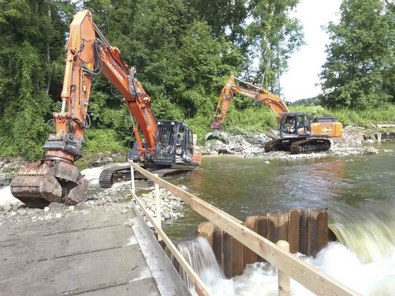 Oft arbeiten der ZX300-7VA und der ZX290 Seite an Seite. | Foto: Susanne Wannags Oft arbeiten der ZX300-7VA und der ZX290 Seite an Seite. | Foto: Susanne Wannags