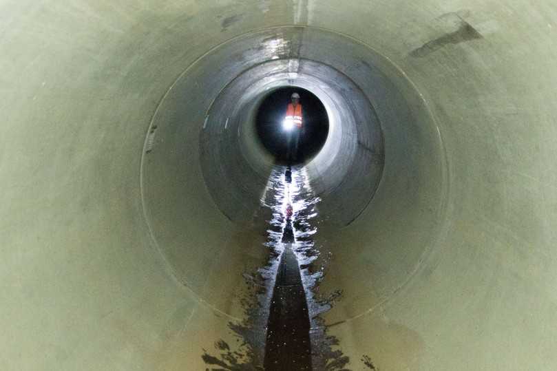 Die 600 Meter lange Röhre funktioniert wie eine Art unterirdisches Speicherbecken. Hier können bei Starkregen bis zu 1.800 Kubikmeter Abwasser zurückgehalten werden. | Foto: Stadtentwässerung Dresden Die 600 Meter lange Röhre funktioniert wie eine Art unterirdisches Speicherbecken. Hier können bei Starkregen bis zu 1.800 Kubikmeter Abwasser zurückgehalten werden. | Foto: Stadtentwässerung Dresden