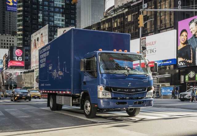 Der Fuso eCanter: Rund 140 dieser vollelektrischen Leicht-Lkw sind seit 2017 international im Einsatz. Der Fuso eCanter: Rund 140 dieser vollelektrischen Leicht-Lkw sind seit 2017 international im Einsatz.