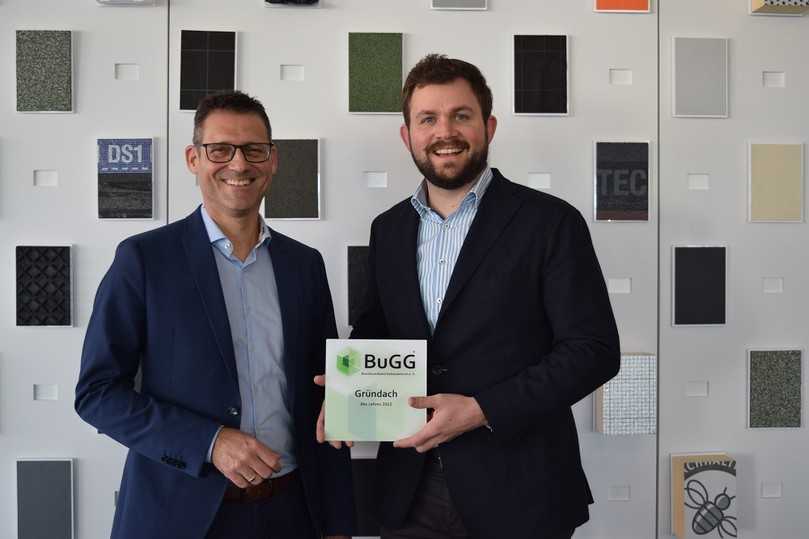 BuGG-Präsident Dr. Gunter Mann (links) überreicht Bauder-Geschäftsführer Tim Bauder die Siegerplakette. | Foto: Bundesverband GebäudeGrün BuGG-Präsident Dr. Gunter Mann (links) überreicht Bauder-Geschäftsführer Tim Bauder die Siegerplakette. | Foto: Bundesverband GebäudeGrün