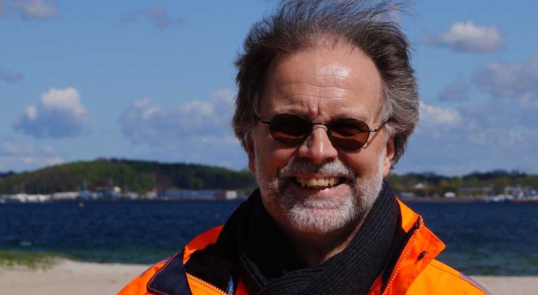Nordbau 2025: Torsten Conradt erläutert die Sonderschau "Temperaturabgesenkte Asphalte"