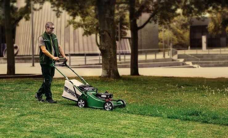 Rasenmäher mit zuschaltbarem Hinterrad-Antrieb Rasenmäher mit zuschaltbarem Hinterrad-Antrieb